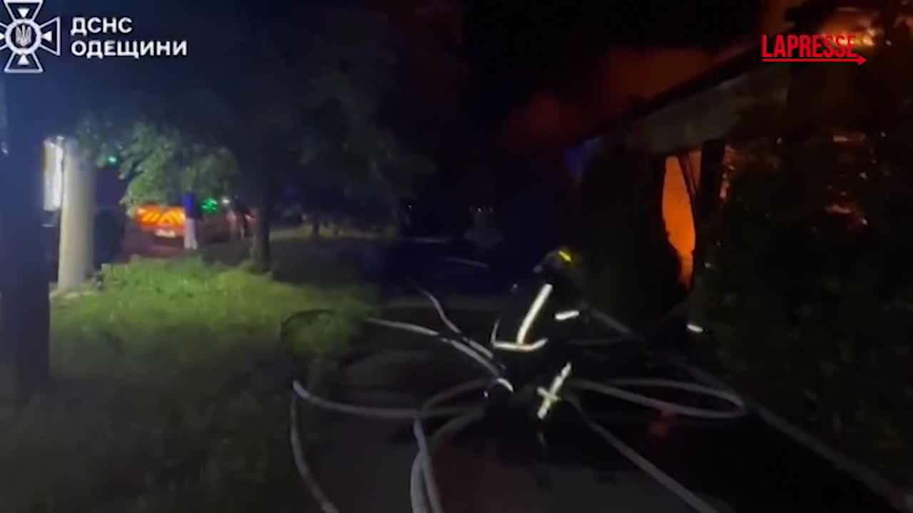 ucraina attacco russo su odessa e sul mar nero incendi e feriti da Lapresse.it ucraina attacco russo su odessa e sul mar nero incendi e feriti