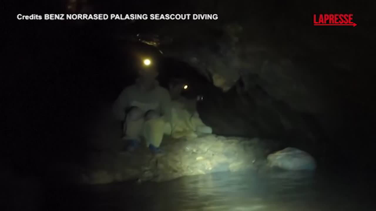 bloccati in grotta in laos il primo incontro coi soccorritori le lacrime dei dispersi trovati vivi da Lapresse.it bloccati in grotta in laos il primo incontro coi soccorritori le lacrime dei dispersi trovati vivi