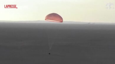 Cina, torna sulla terra l'equipaggio spaziale della Shenzhou-21: l'atterraggio del comandante