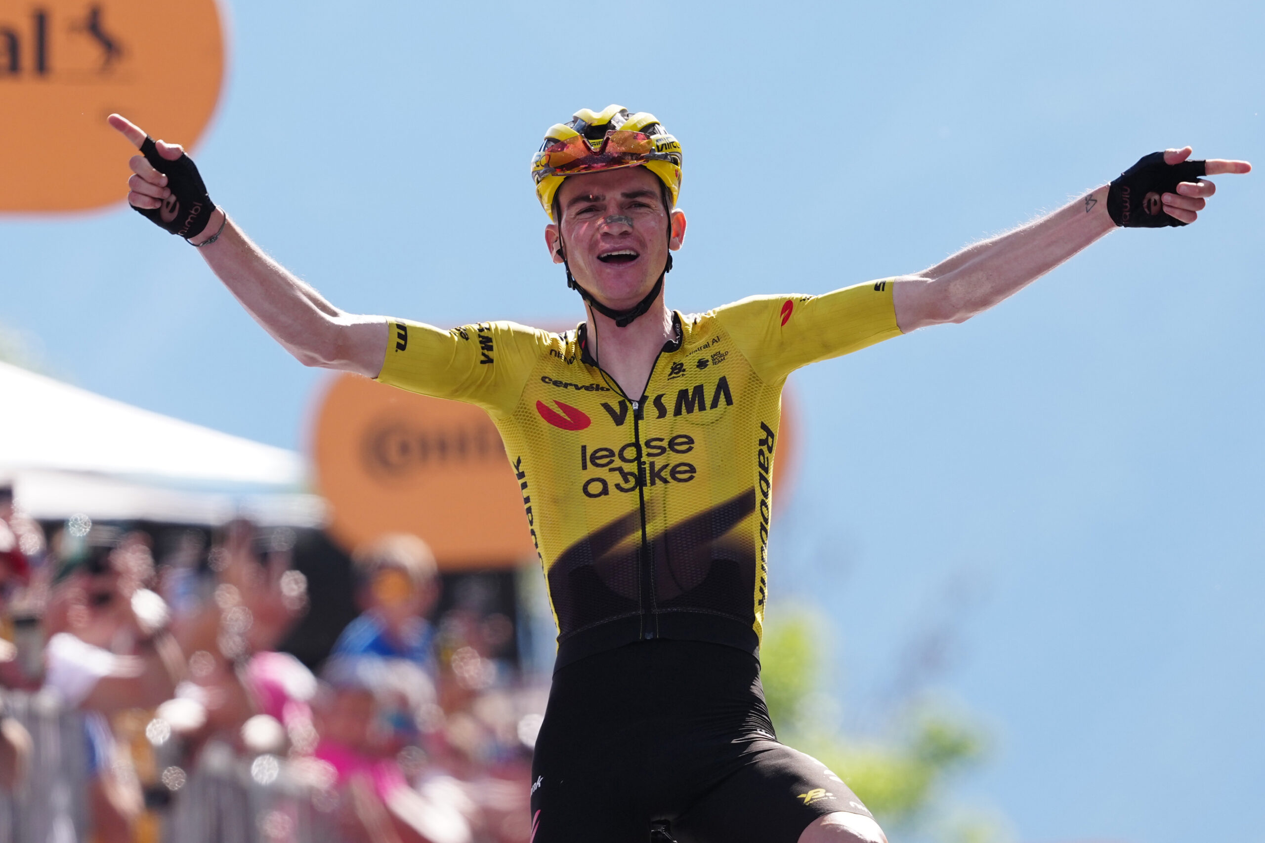 Giro d’Italia 2026, Kuss vince per distacco ad Alleghe: Vingegaard resta in rosa Giro d’Italia 2026, Kuss vince per distacco ad Alleghe: Vingegaard resta in rosa