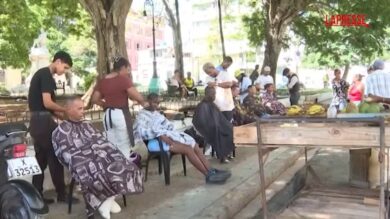 Cuba, barbieri tagliano i capelli in piazza ai più bisognosi