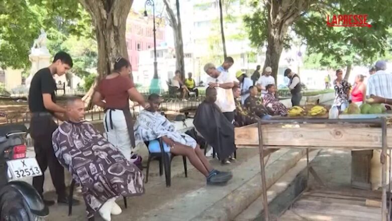 Cuba, barbieri tagliano i capelli in piazza ai più bisognosi