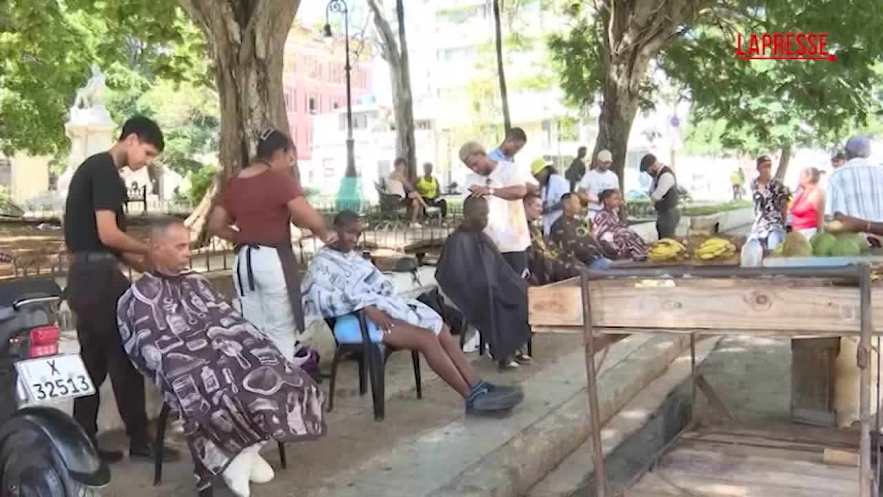 cuba barbieri tagliano i capelli in piazza ai pi249 bisognosi da Lapresse.it cuba barbieri tagliano i capelli in piazza ai pi249 bisognosi