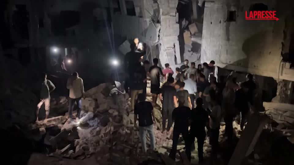 Gaza, raid israeliano nel campo di Shati: edifici ridotti in macerie