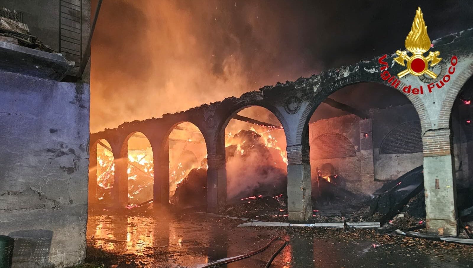 Milano, incendio a Cascina Rancate: salvate 510 mucche
