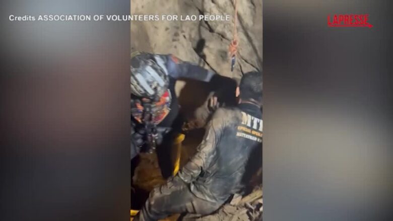 Bloccati in una grotta in Laos, estratto il primo dei 5 trovati vivi: l'uscita dal cunicolo