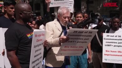 Diritti Lgbtq+, Ian McKellen contro la criminalizzazione dell’omosessualità in alcuni Paesi del Commonwealth