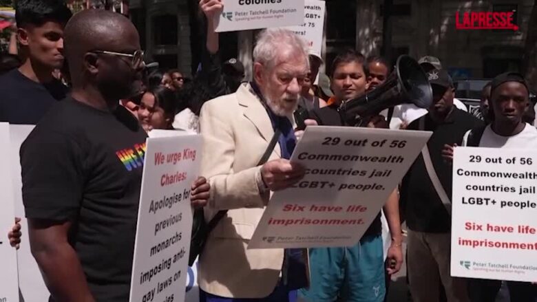 Diritti Lgbtq+, Ian McKellen contro la criminalizzazione dell’omosessualità in alcuni Paesi del Commonwealth