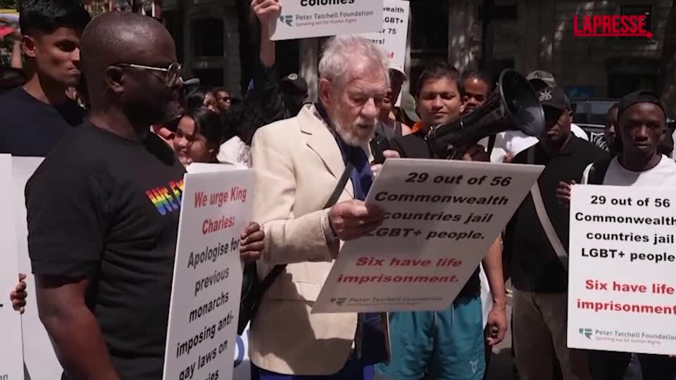 diritti lgbtq ian mckellen contro la criminalizzazione dell8217omosessualit224 in alcuni paesi del commonwealth da Lapresse.it diritti lgbtq ian mckellen contro la criminalizzazione dell8217omosessualit224 in alcuni paesi del commonwealth