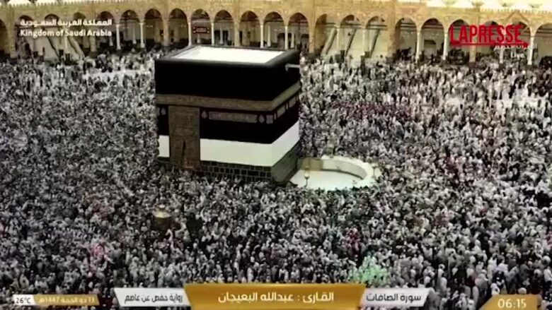 La Mecca, i fedeli concludono il pellegrinaggio annuale