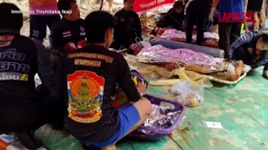 Laos, i soccorritori estraggono le persone intrappolate in una grotta