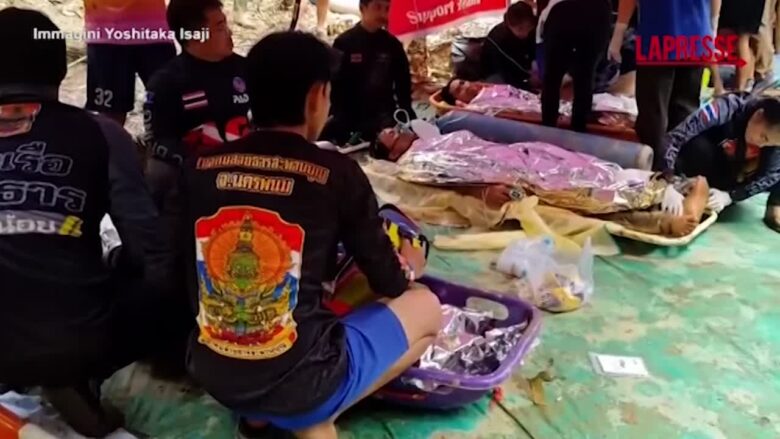 Laos, i soccorritori estraggono le persone intrappolate in una grotta
