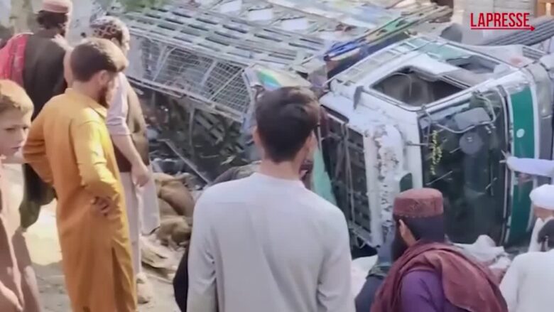 Afghanistan, si ribalta un camion con rifugiati a bordo: 22 morti