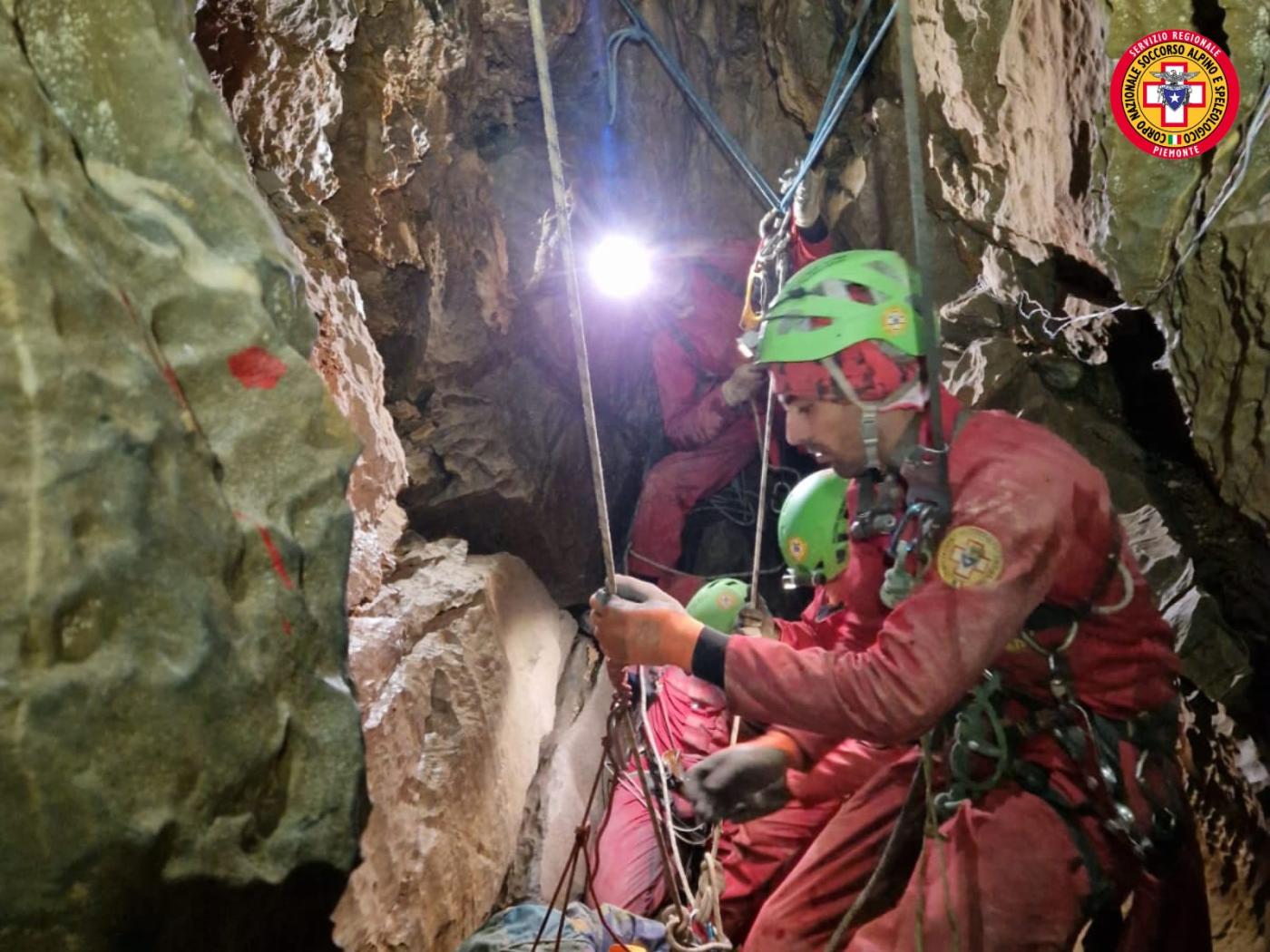 cuneo speleologo incastrato in una grotta a 120 metri da Lapresse.it cuneo speleologo incastrato in una grotta a 120 metri