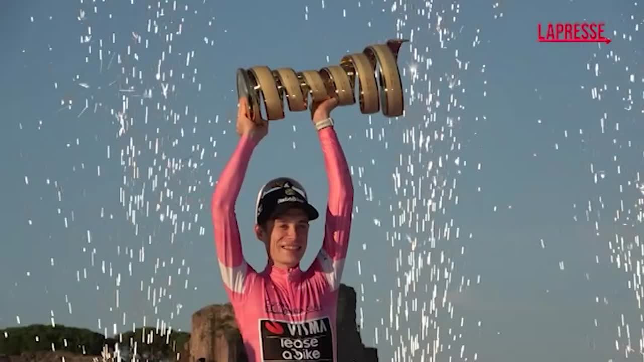 Giro d’Italia 2026, Vingegaard premiato con la maglia rosa al Circo Massimo