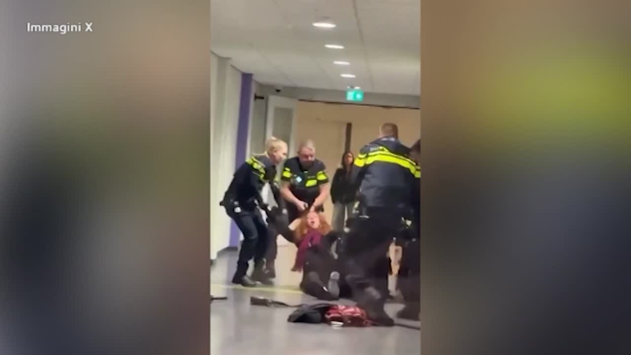 paesi bassi donna incinta scaraventata a terra dalla polizia in un centro per richiedenti asilo da Lapresse.it paesi bassi donna incinta scaraventata a terra dalla polizia in un centro per richiedenti asilo