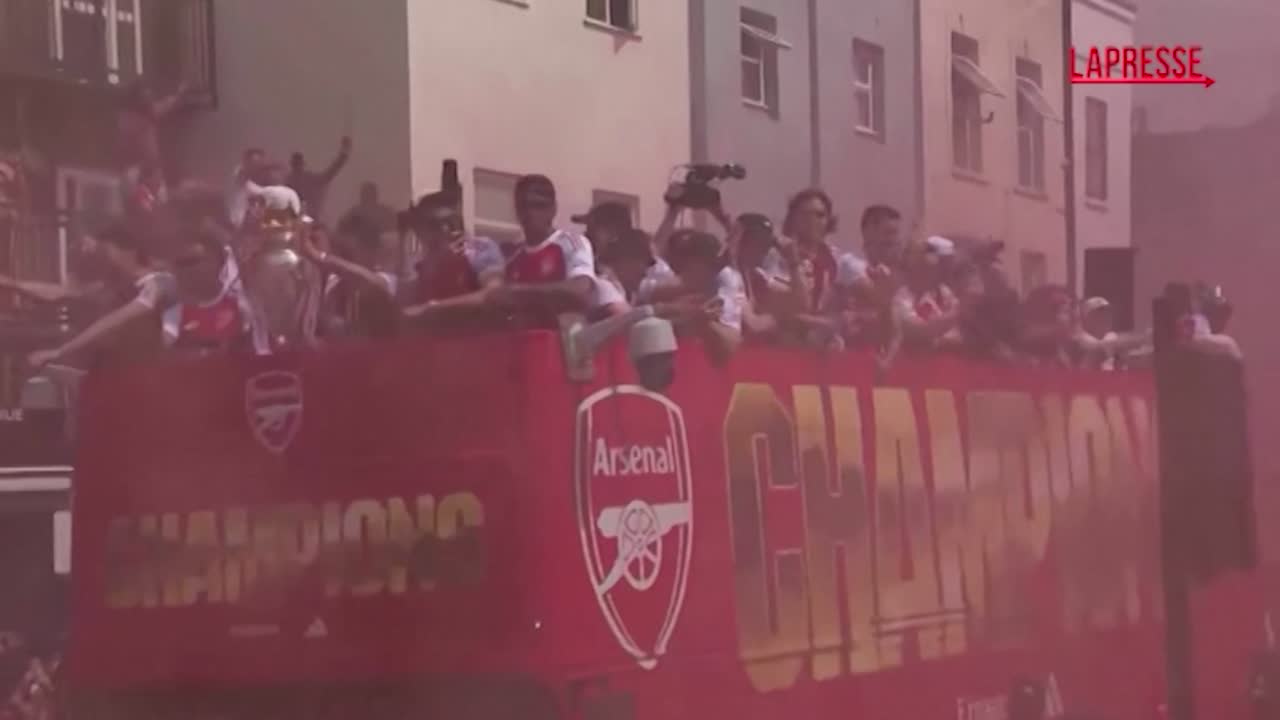 l arsenal festeggia la vittoria della premier bus scoperto per le strade di londra da Lapresse.it l arsenal festeggia la vittoria della premier bus scoperto per le strade di londra