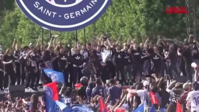 Psg, i giocatori festeggiano la vittoria della Champions League: folla in delirio a Champ de Mars