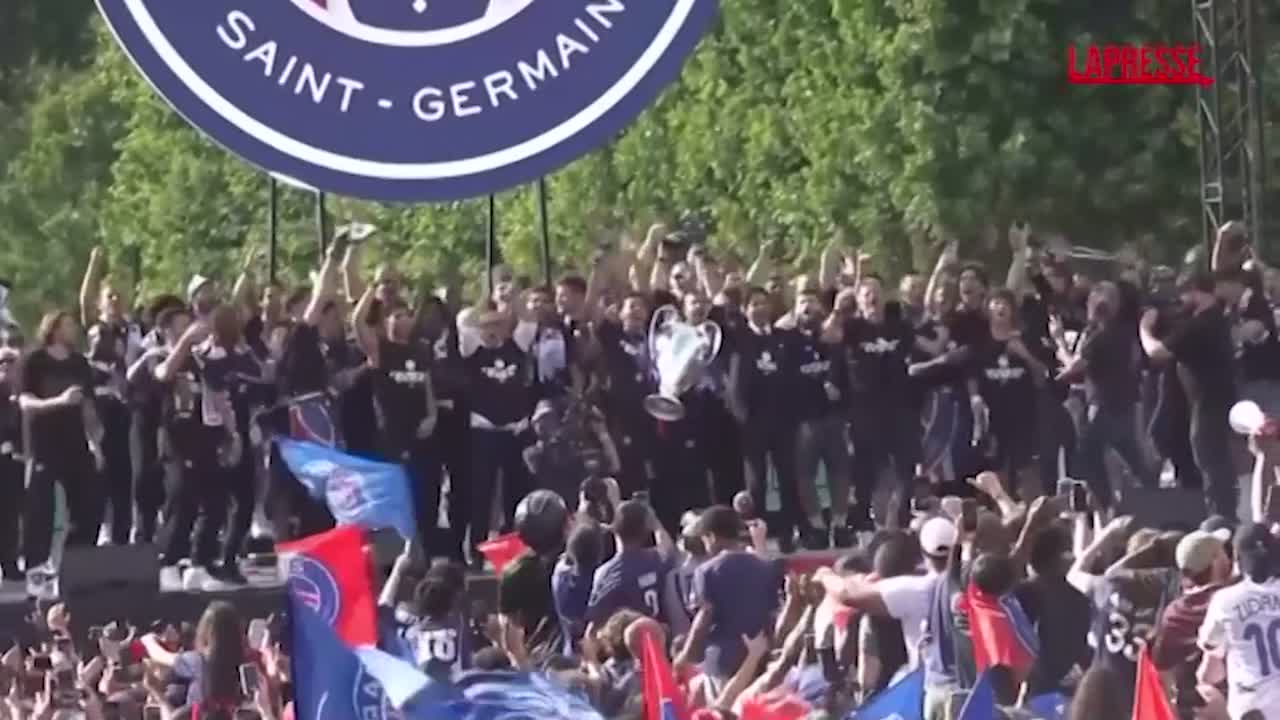 psg i giocatori festeggiano la vittoria della champions league folla in delirio a champ de mars da Lapresse.it psg i giocatori festeggiano la vittoria della champions league folla in delirio a champ de mars