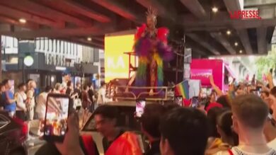 Thailandia, a Bangkok la parata del Pride sui carri allegorici
