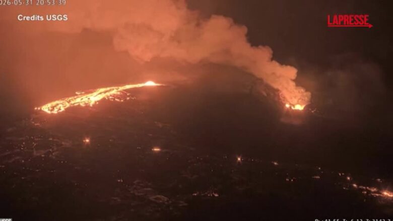 Hawaii, torna a eruttare il vulcano Kilauea: la fontana di lava illumina la notte