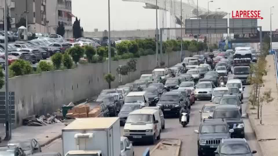 libano i residenti in fuga da beirut le strade della capitale congestionate dal traffico da Lapresse.it libano i residenti in fuga da beirut le strade della capitale congestionate dal traffico