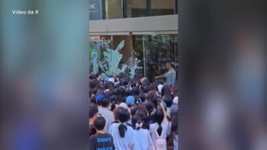 Cina, fan distruggono una porta di vetro per incontrare la star Zhang Linghe
