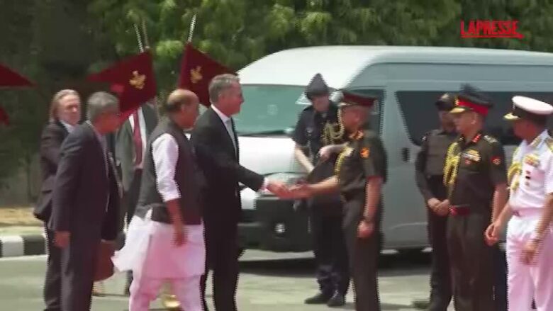 India, il ministro della Difesa australiano viene accolto dal suo omologo indiano