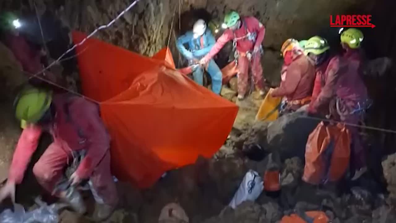 speleologo bloccato a cuneo il soccorso alpino e speleologico al lavoro nella grotta da Lapresse.it speleologo bloccato a cuneo il soccorso alpino e speleologico al lavoro nella grotta