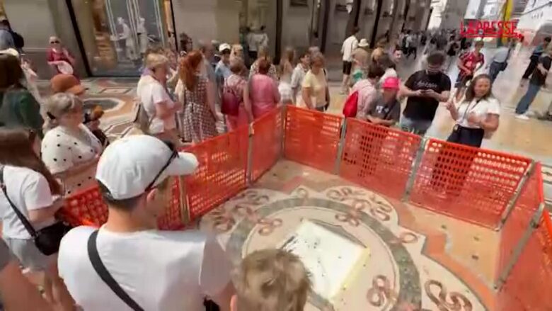 Toro in Galleria senza testicoli, i turisti a Milano gettano monetine: ecco il nuovo rito portafortuna