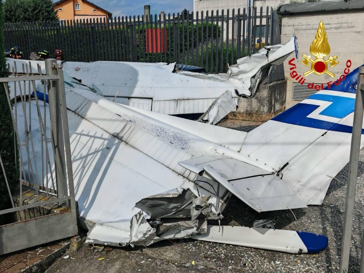 Bergamo, aereo ultraleggero cade vicino case a Valbrembo: un morto e un ferito grave Bergamo, aereo ultraleggero cade vicino case a Valbrembo: un morto e un ferito grave