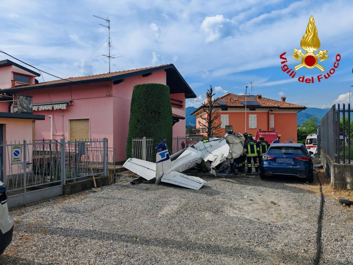 Bergamo, aereo ultraleggero cade vicino case a Valbrembo: un morto e un ferito grave Bergamo, aereo ultraleggero cade vicino case a Valbrembo: un morto e un ferito grave