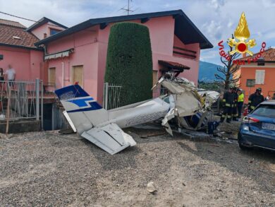 Bergamo, aereo ultraleggero cade vicino case a Valbrembo: un morto e un ferito grave