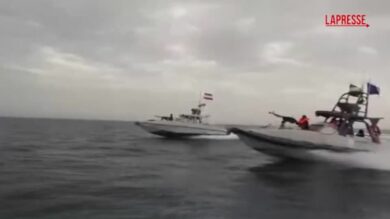 Iran, pattuglie perlustrano lo Stretto di Hormuz: le immagini dei motoscafi armati sulla tv di Teheran