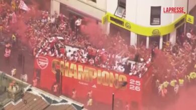 Londra, in migliaia per strada festeggiano la vittoria dell'Arsenal in campionato