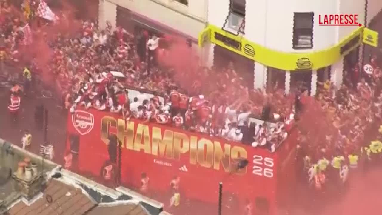 londra in migliaia per strada festeggiano la vittoria dell arsenal in campionato da Lapresse.it londra in migliaia per strada festeggiano la vittoria dell arsenal in campionato