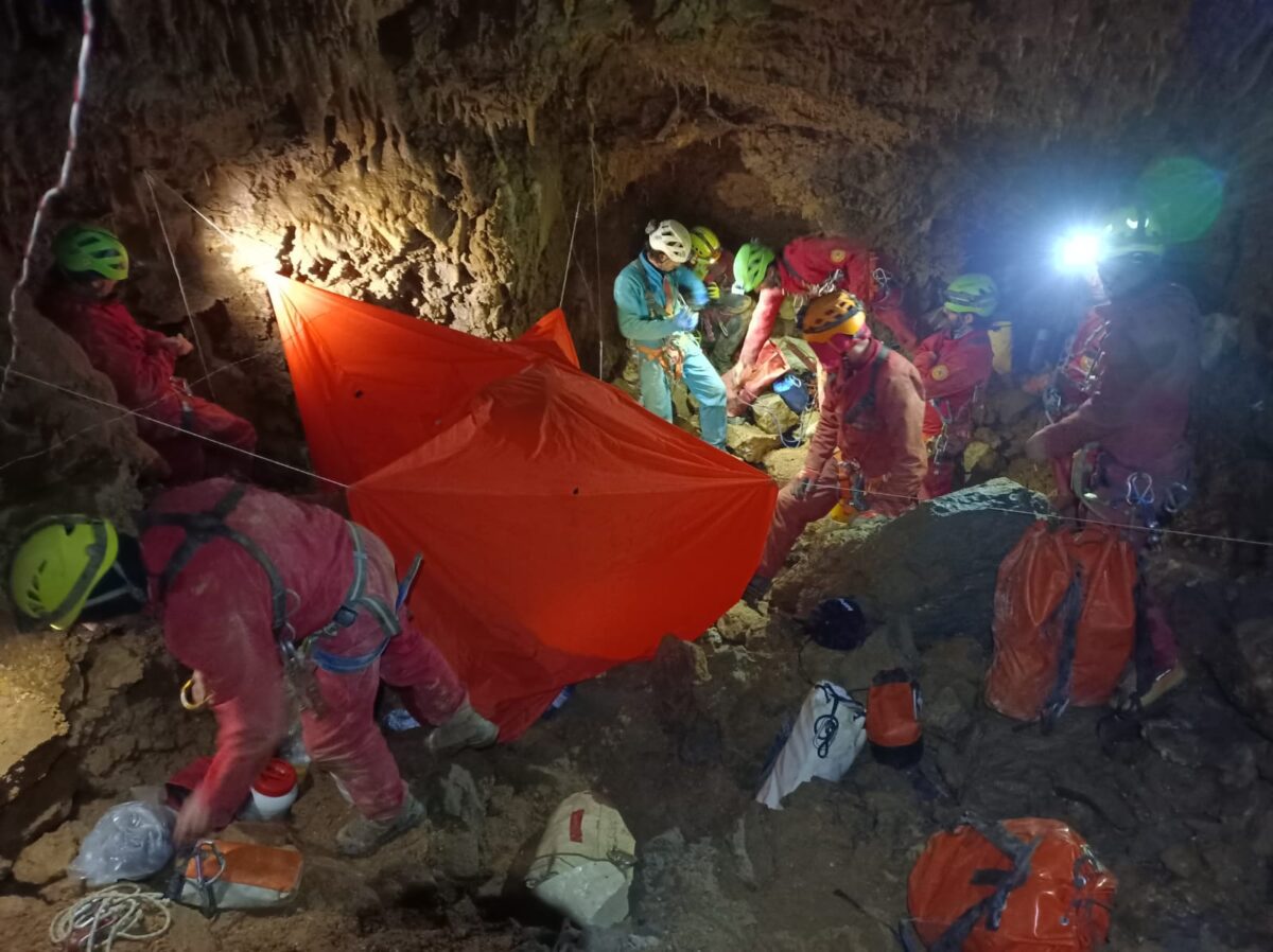 Cuneo, il Soccorso alpino libera lo speleologo bloccato in una grotta: sta bene