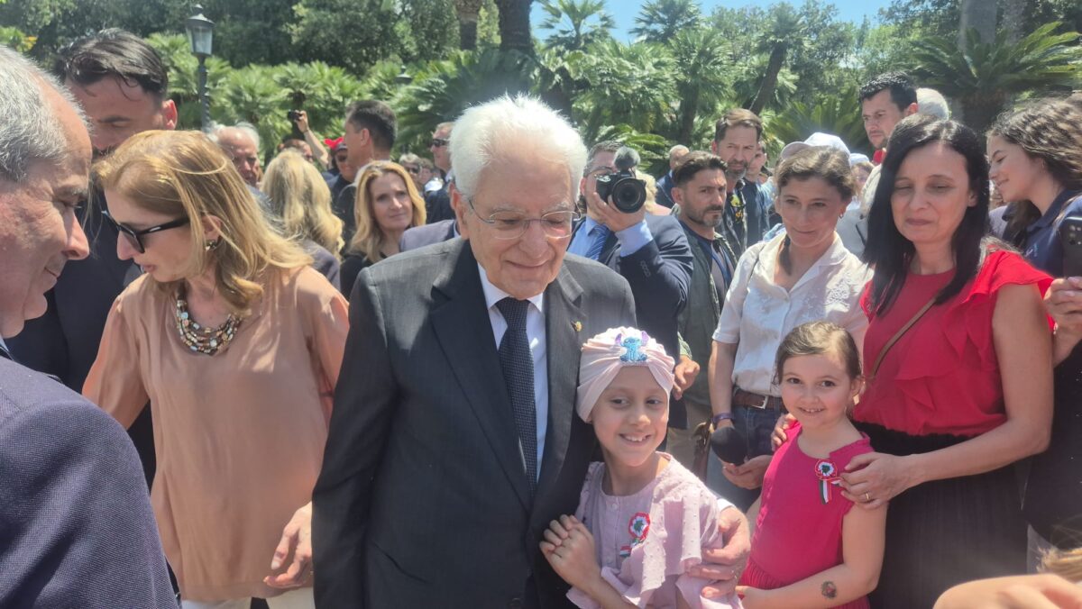 2 giugno, la piccola Sofia abbracciata da Mattarella: la bimba al Quirinale dopo l’incontro con Sinner 2 giugno, la piccola Sofia abbracciata da Mattarella: la bimba al Quirinale dopo l’incontro con Sinner