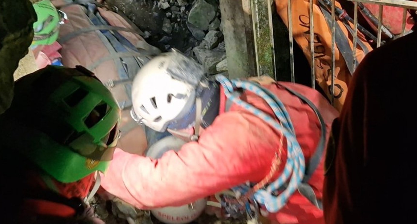 cuneo il soccorso alpino libera lo speleologo bloccato in una grotta sta bene da Lapresse.it cuneo il soccorso alpino libera lo speleologo bloccato in una grotta sta bene