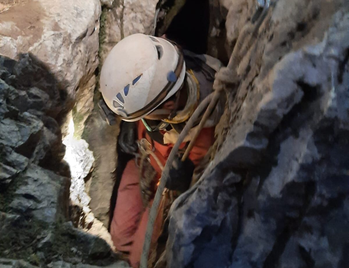 Cuneo, il Soccorso alpino libera lo speleologo bloccato in una grotta: sta bene