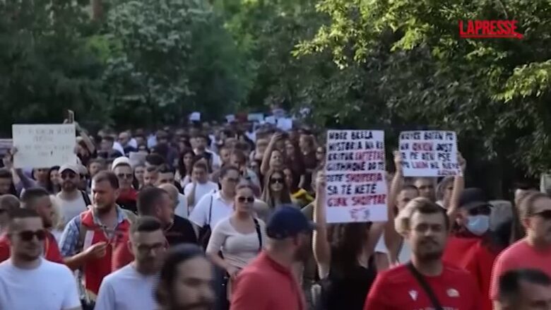 Albania, migliaia di persone alla protesta contro un resort del genero di Trump, Jared Kushner
