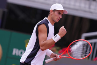 Roland Garros 2026, impresa Arnaldi: batte Tiafoe e va ai quarti, troverà Berrettini