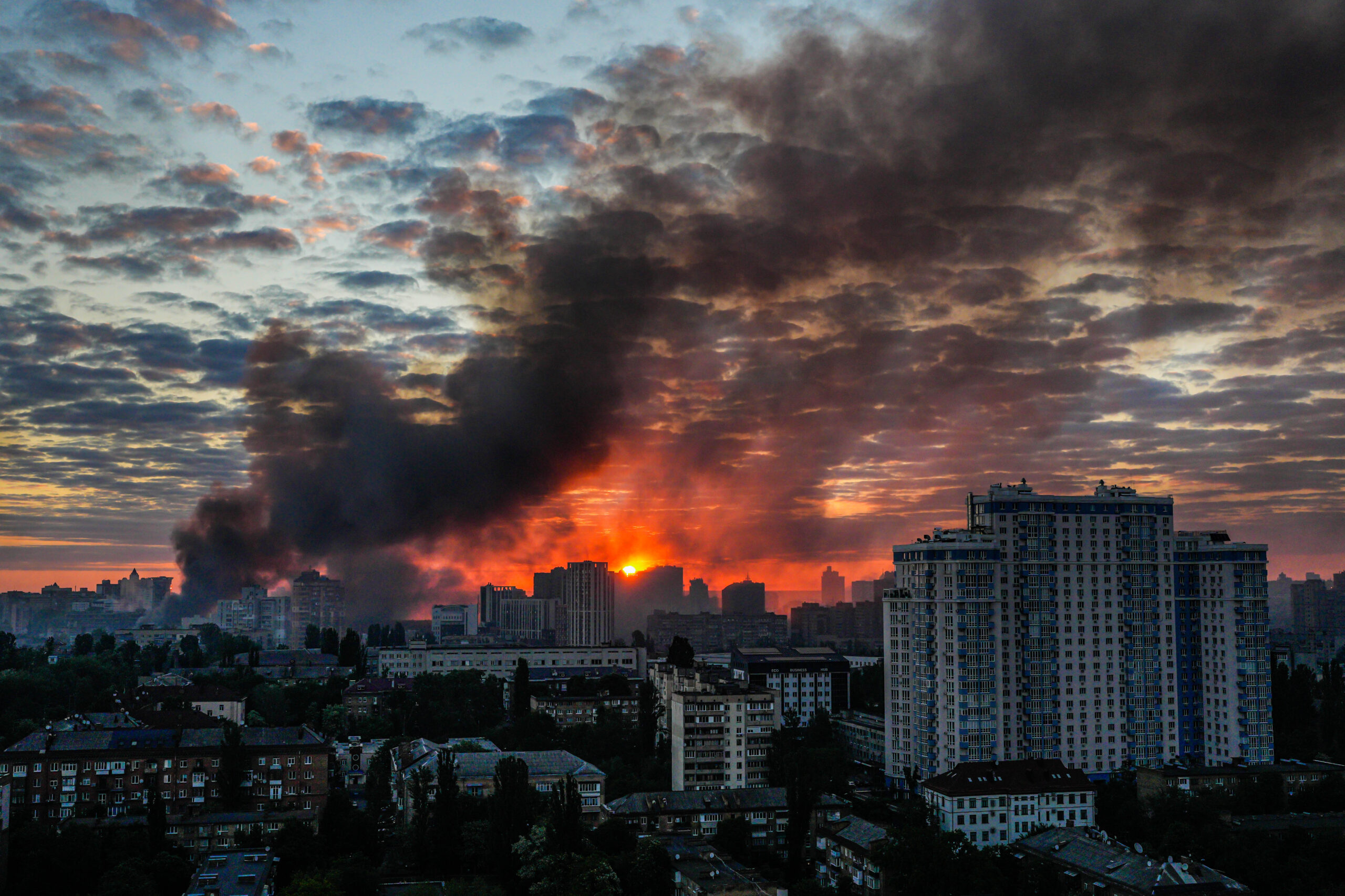 Ucraina, attacco russo nella notte: almeno 17 morti e oltre 100 feriti – La diretta