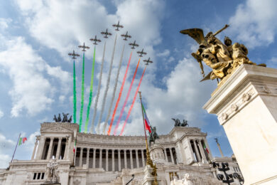 2 giugno, la parata ai Fori Imperiali. Mattarella: “Fu un atto di libertà senza precedenti” – La diretta