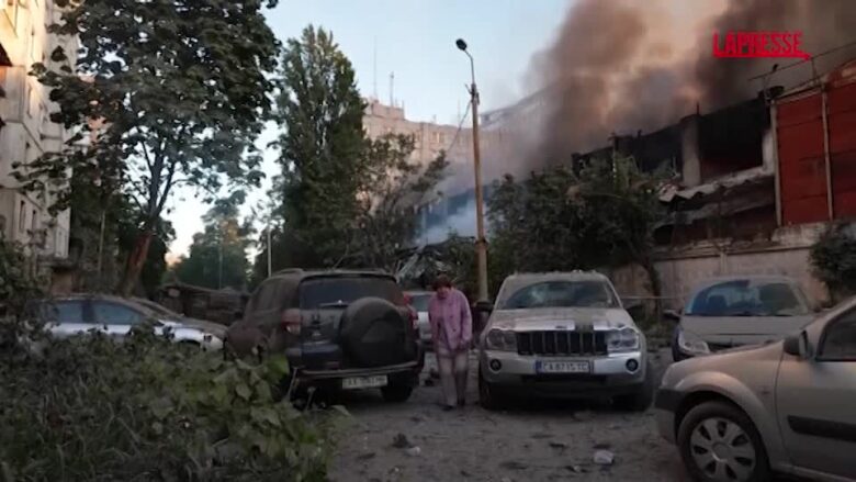 Ucraina, attacco russo nelle zone residenziali di Kiev: i cittadini si muovono tra le macerie