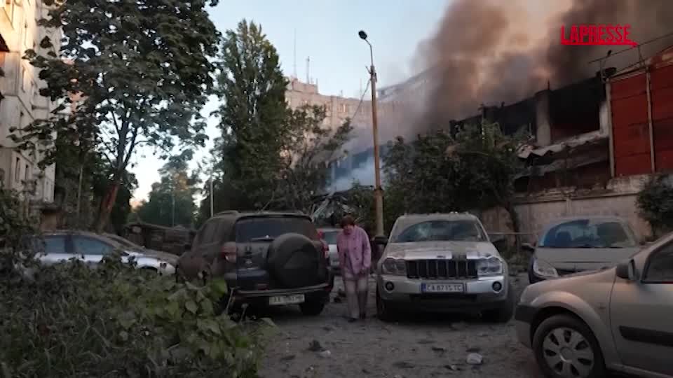 ucraina attacco russo nelle zone residenziali di kiev i cittadini si muovono tra le macerie da Lapresse.it ucraina attacco russo nelle zone residenziali di kiev i cittadini si muovono tra le macerie