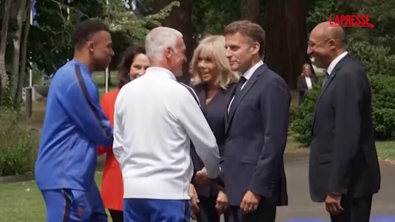 Macron in visita alla Nazionale francese prima della partenza per il Mondiale