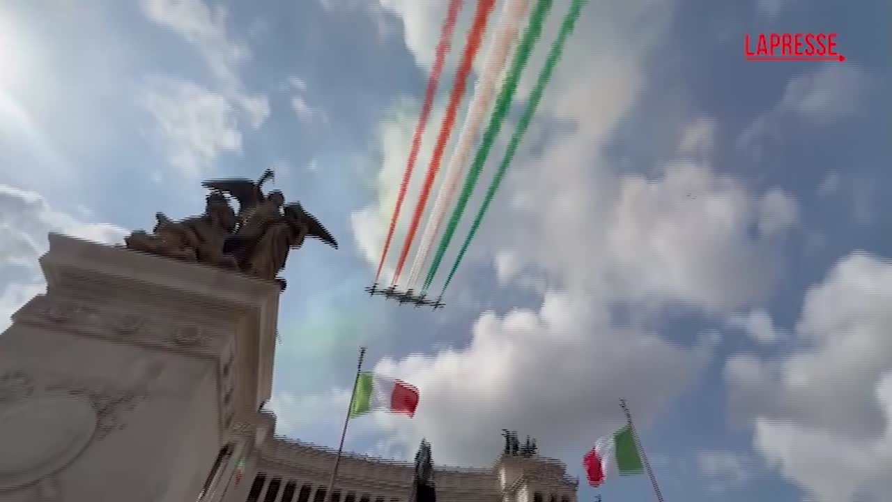 2 giugno, il passaggio delle Frecce Tricolori sopra l'Altare della Patria
