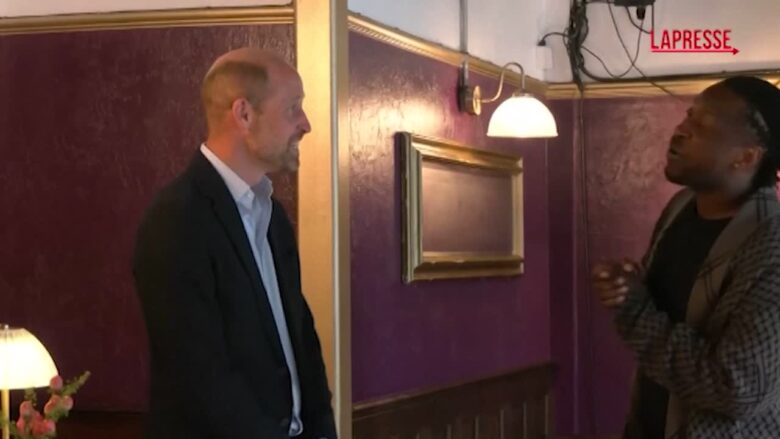 Il Principe William si trasforma in barman per un giorno e serve birra al bancone