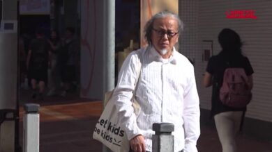 Hong Kong, artista commemora le vittime di piazza Tiananmen con un lungo filo rosso